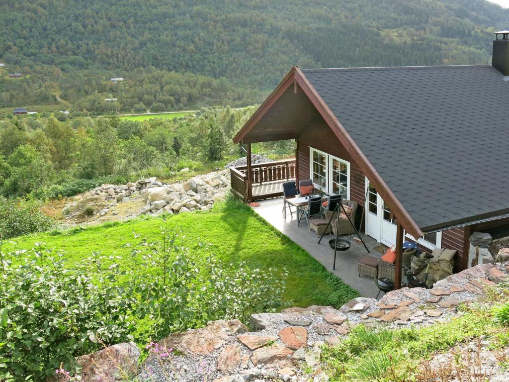 Casa con terraza con vistas a la montaña en Holiday Home Peer Gynt - FJS781 by Interhome, en Sogndal