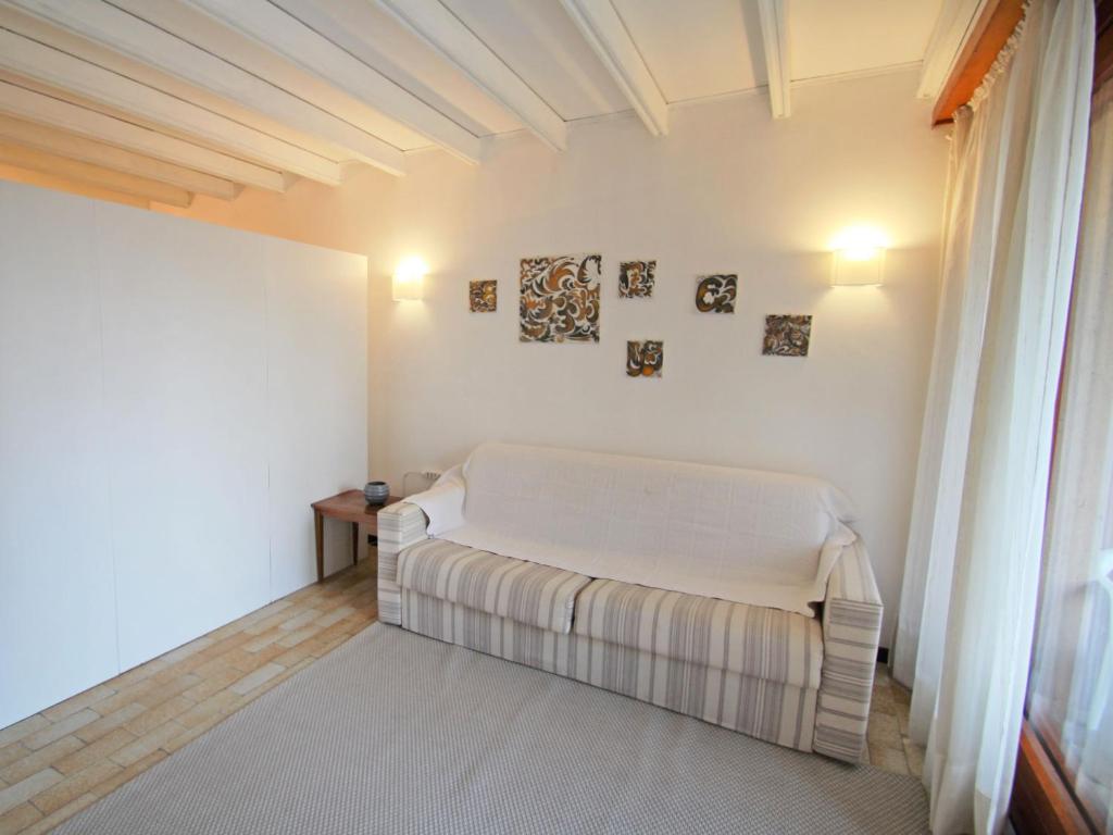 sypialnia z białym łóżkiem w pokoju w obiekcie Apartment Hermitage-5 by Interhome w mieście Porto Valtravaglia