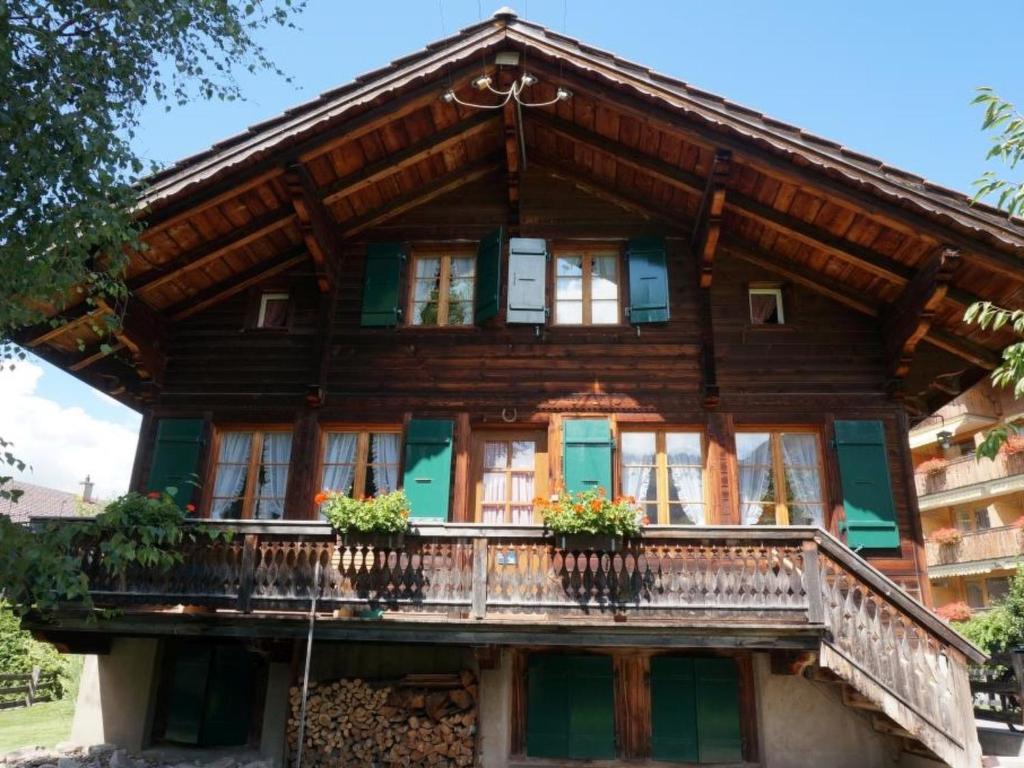 ein altes Holzhaus mit Balkon in der Unterkunft Apartment Lena- Chalet by Interhome in Gstaad