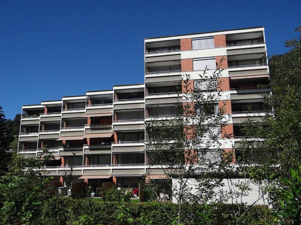 un edificio de apartamentos con graffiti en el costado en Apartment Parkweg 9-102 by Interhome, en Engelberg