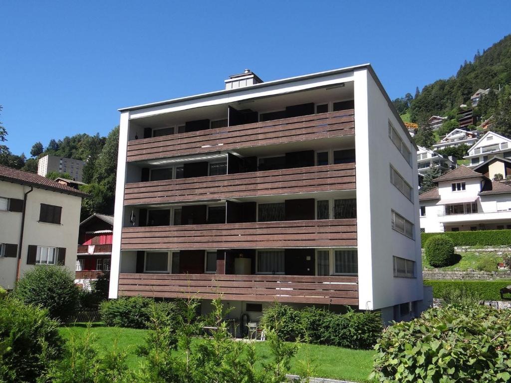 ein Apartmenthaus vor einem Berg in der Unterkunft Apartment Alte Gasse 9 by Interhome in Engelberg