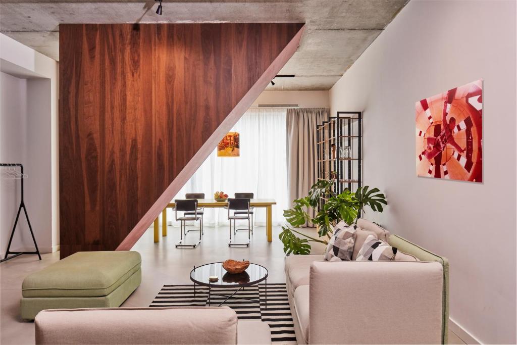un soggiorno con divano e tavolo di New beautiful design studio in Amsterdam West ad Amsterdam