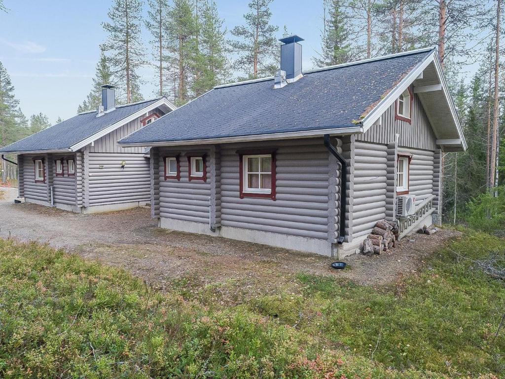 アカスロンポロにあるHoliday Home Ylläksen tunturihonkamaja a 1 by Interhomeの畑の中の小さな木造家屋