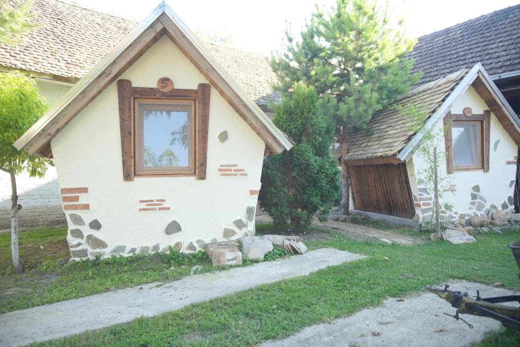 ein Haus mit einem Fenster an der Seite in der Unterkunft Kuća za odmor ''S'' in Mladenovo