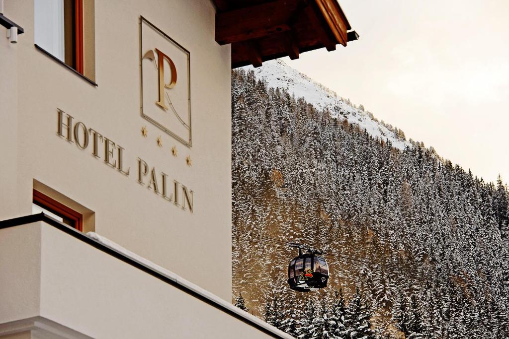 Nespecifikovaný výhled na hory nebo výhled na hory při pohledu z hotelu