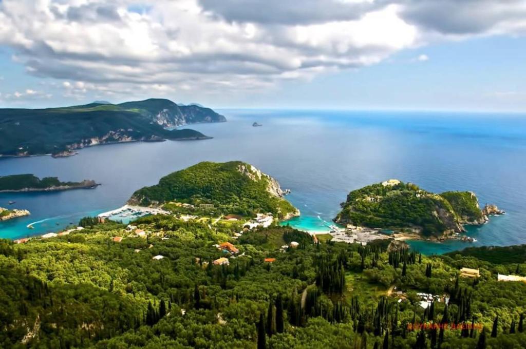 uma vista aérea de uma pequena ilha na água em Lakones Deluxe Suites A em Lákones