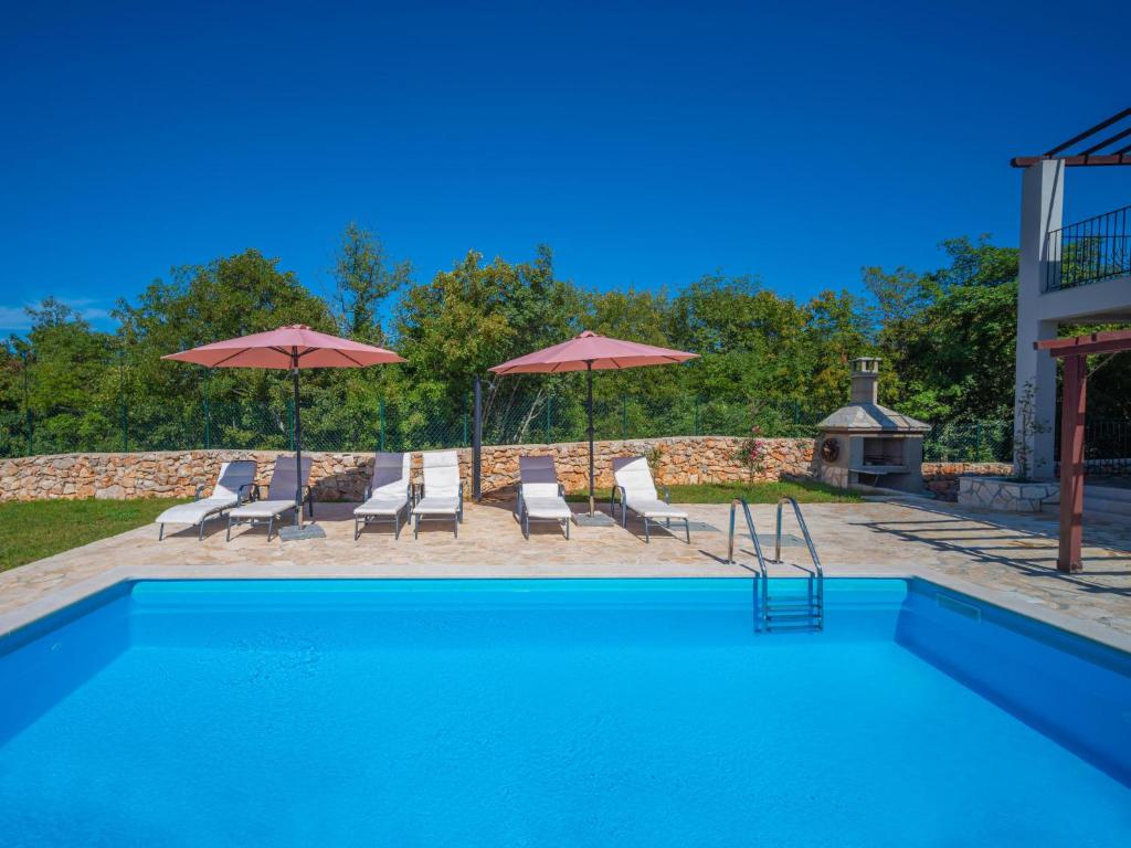 Bazén v ubytování Holiday Home Marko by Interhome nebo v jeho okolí