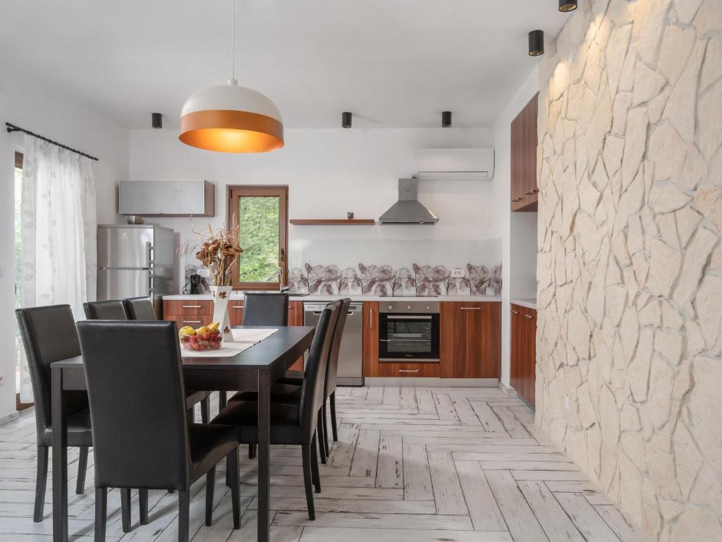 Kuchyň nebo kuchyňský kout v ubytování Holiday Home Marko by Interhome