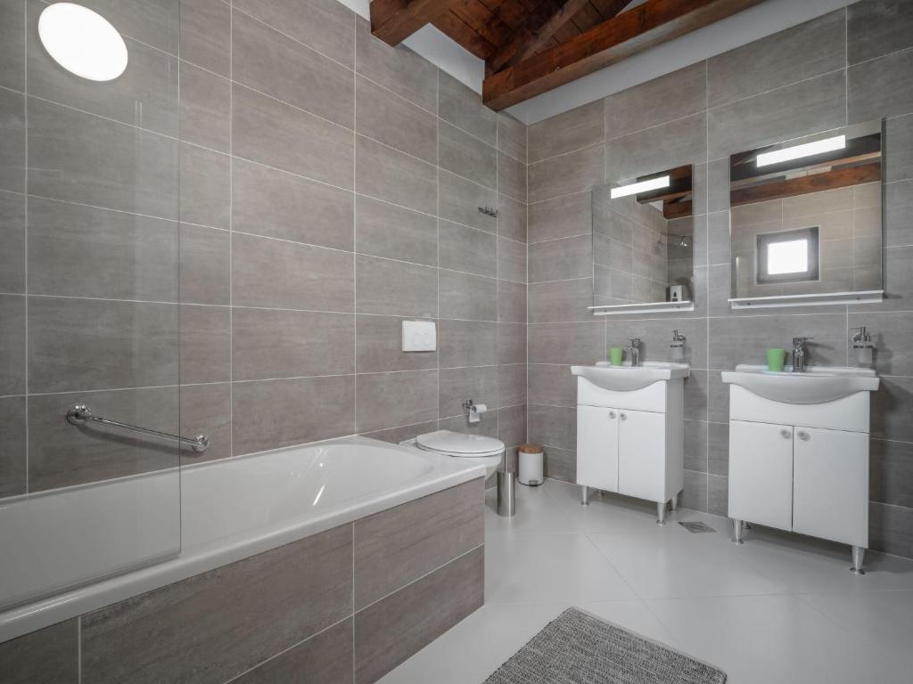 Koupelna v ubytování Holiday Home Marko by Interhome