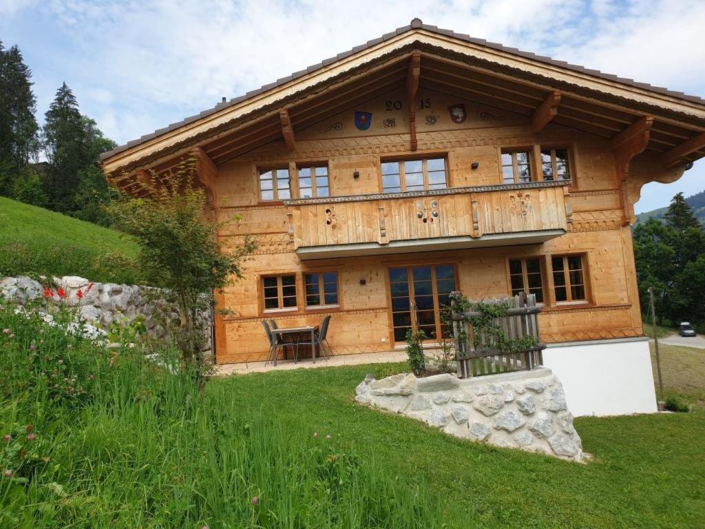 une grande maison en bois avec un toit en bois dans l'établissement Apartment Giferblick by Interhome, à Gstaad