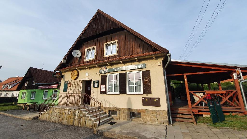 a small house with a wooden roof at Ranč u Sedmi Kulí in Nedašov