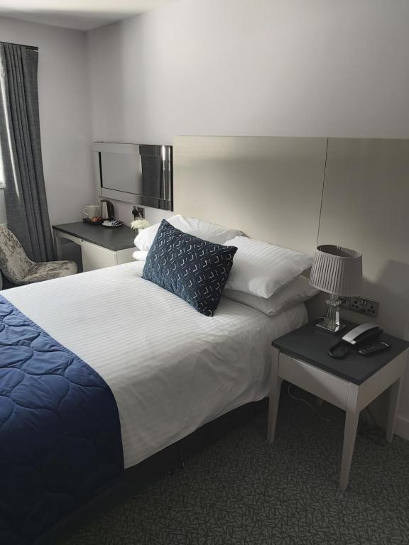 Säng eller sängar i ett rum på Dean Park Hotel
