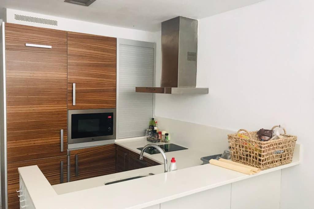 eine Küche mit einem Waschbecken und einem TV an der Wand in der Unterkunft Precioso loft en el centro in A Coruña