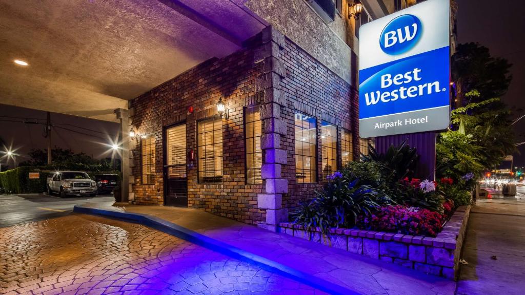 una mejor señal occidental en el lado de un edificio en Best Western Airpark Hotel - Los Angeles LAX Airport, en Inglewood
