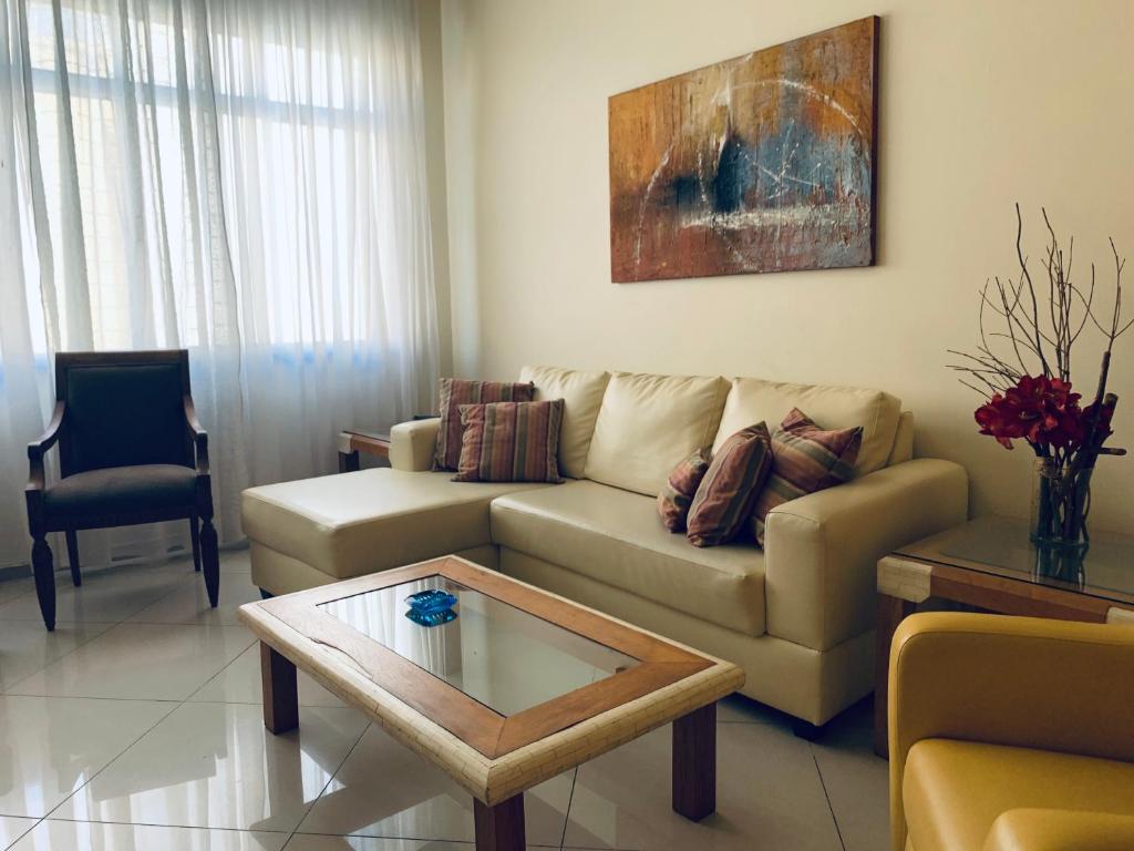 sala de estar con sofá y mesa de centro en Apartment Copa 920, en Río de Janeiro