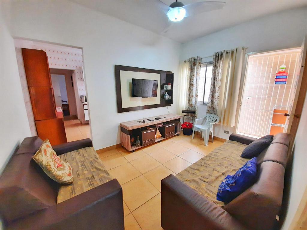 a living room with a couch and a table at Casa Praia Grande WIFI 2dorm 2ban 2carr churrasq 400mts da praia Tupi in Praia Grande
