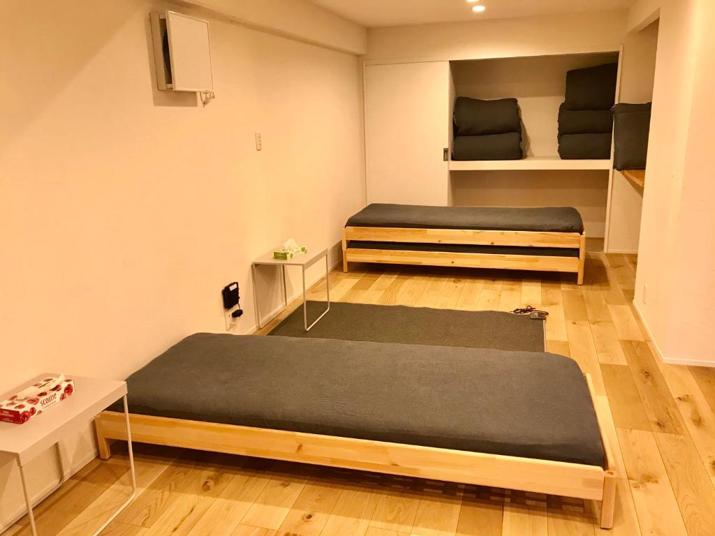 Postel nebo postele na pokoji v ubytování Enzo Kyoto Gojo E