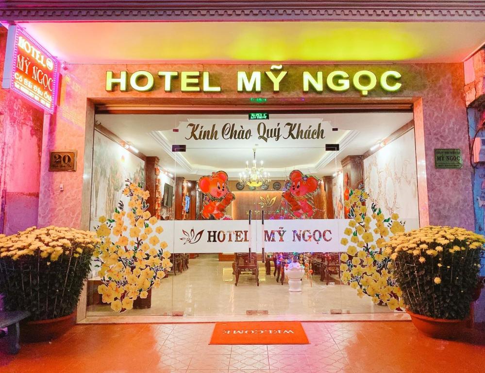 a hotel my nope sign in a store window at KHÁCH SẠN MỸ NGỌC in Buon Ma Thuot