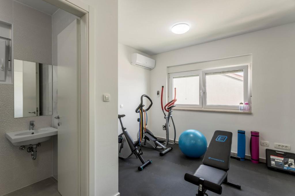 Posilňovňa alebo fitness centrum v ubytovaní Villa Somnium near Trogir, pool and gym