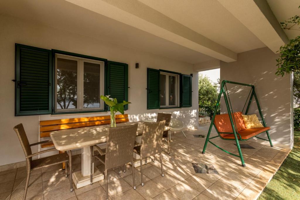 Patio alebo iná vonkajšia časť ubytovania Villa Somnium near Trogir, pool and gym