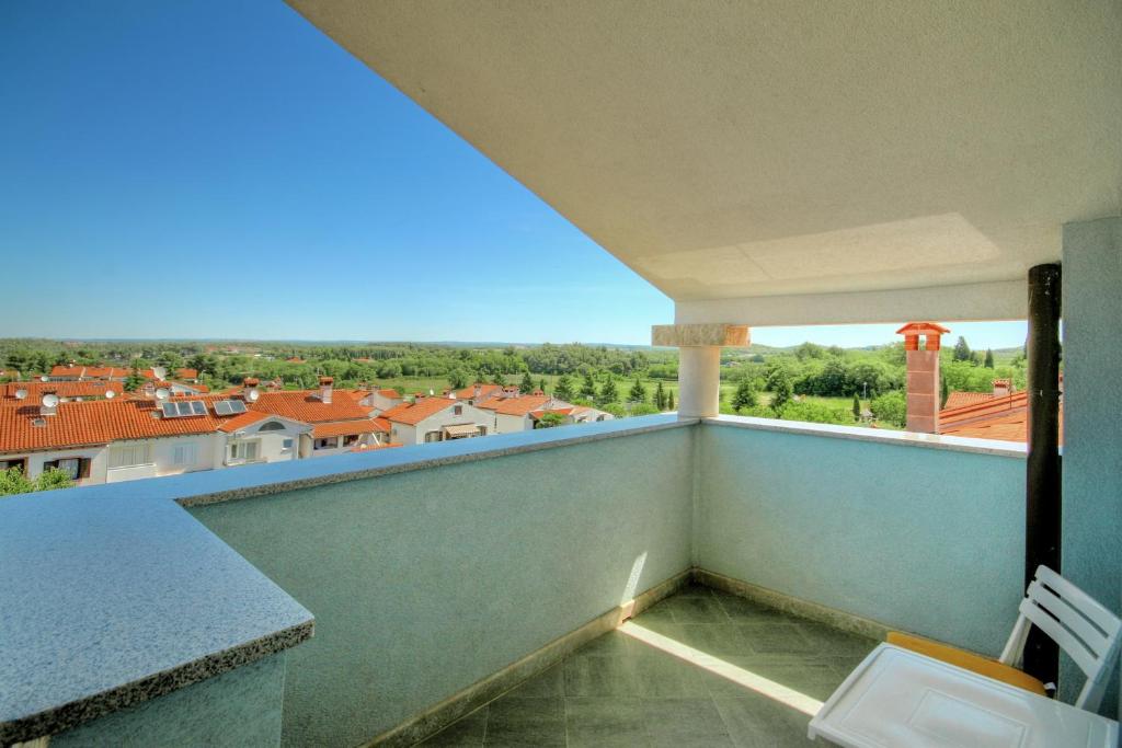 uma varanda com vista para a cidade em Apartments Rossana em Porec