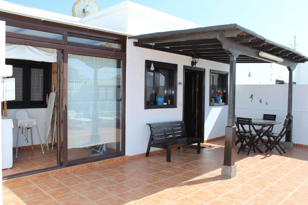 een patio met een luifel en een tafel en stoelen bij Casa Vittoria in Playa Honda
