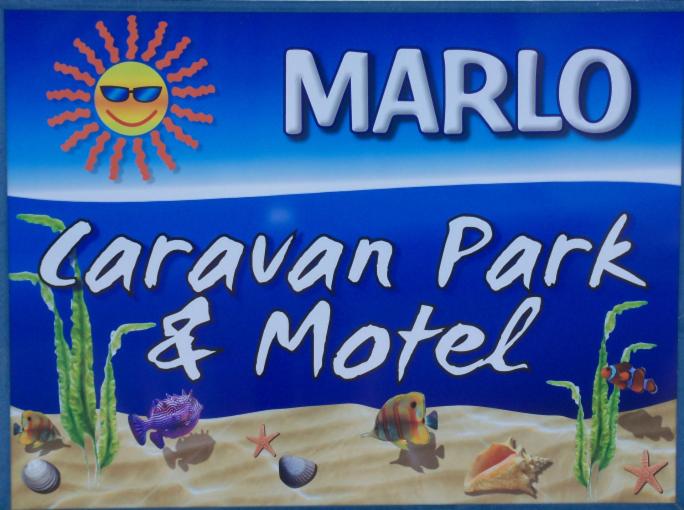 una señal azul para un parque de caravanas de marmita y motel en Marlo Caravan Park & Motel en Marlo