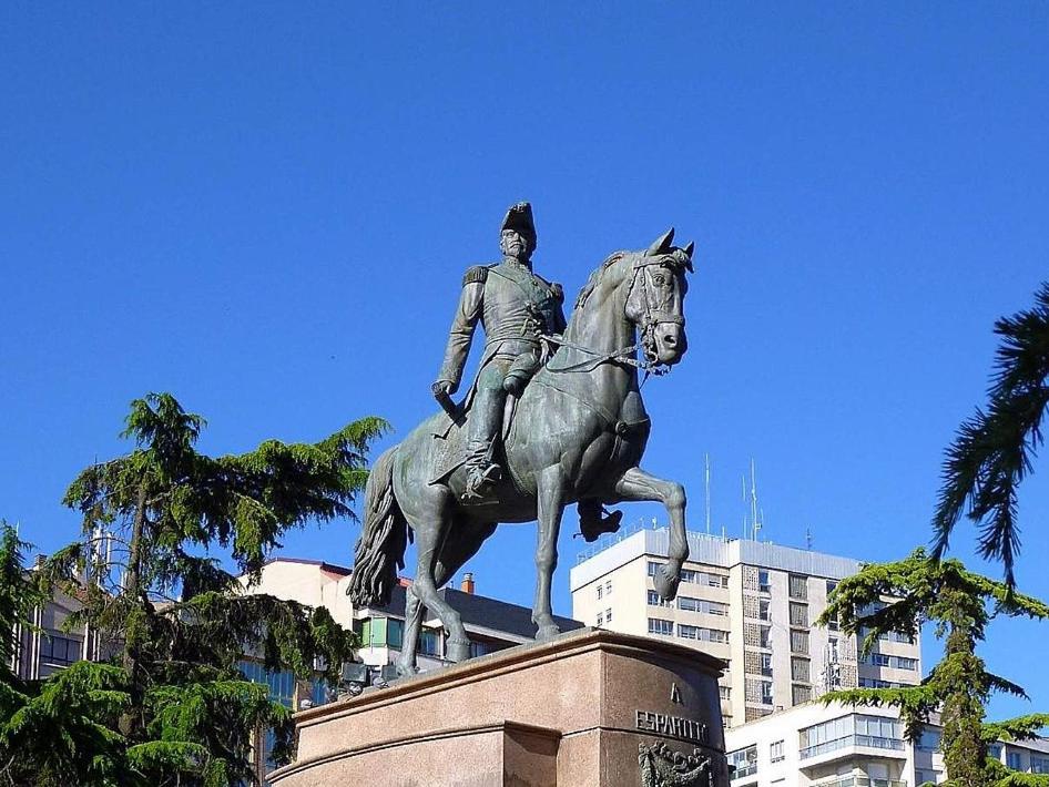 ログローニョにあるApartamento Avenida Portugal-Espolonの馬に乗る男像