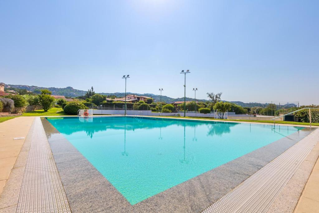 una grande piscina con acqua azzurra di Villetta Amelie a Baja Sardinia a Cala Bitta