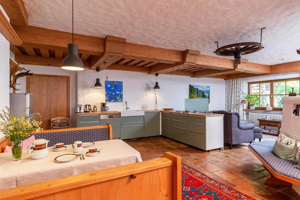 een keuken en een woonkamer met een tafel bij Ferienwohnung Dominik in Reit im Winkl