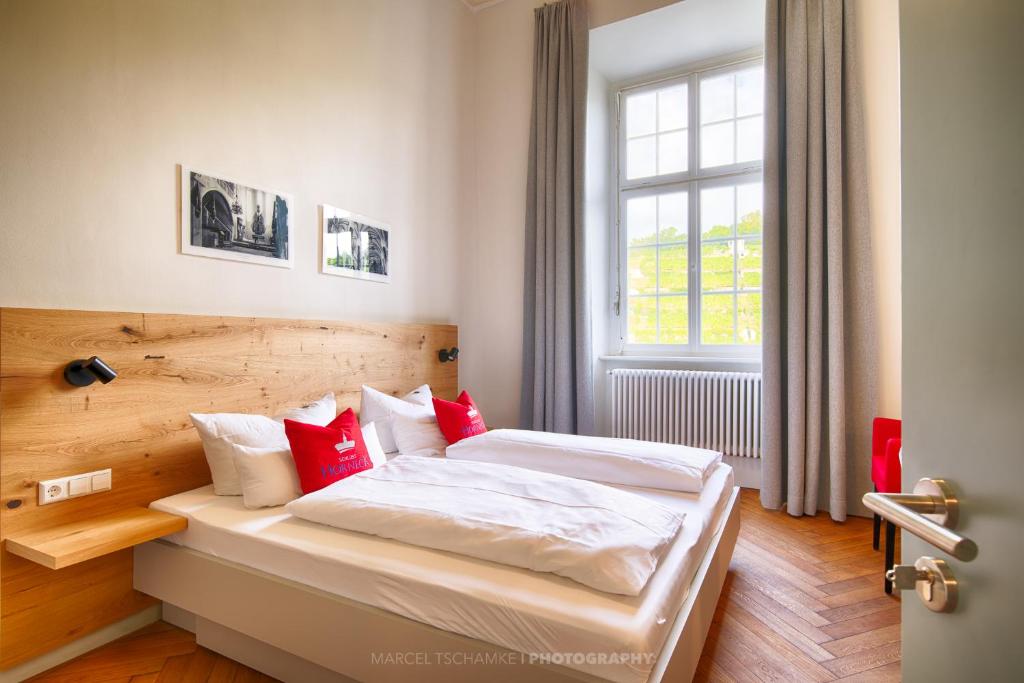 Postel nebo postele na pokoji v ubytování Schlosshotel Horneck