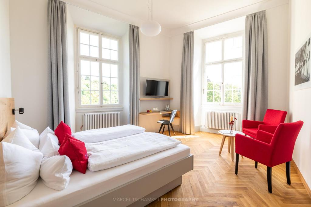 Postel nebo postele na pokoji v ubytování Schlosshotel Horneck
