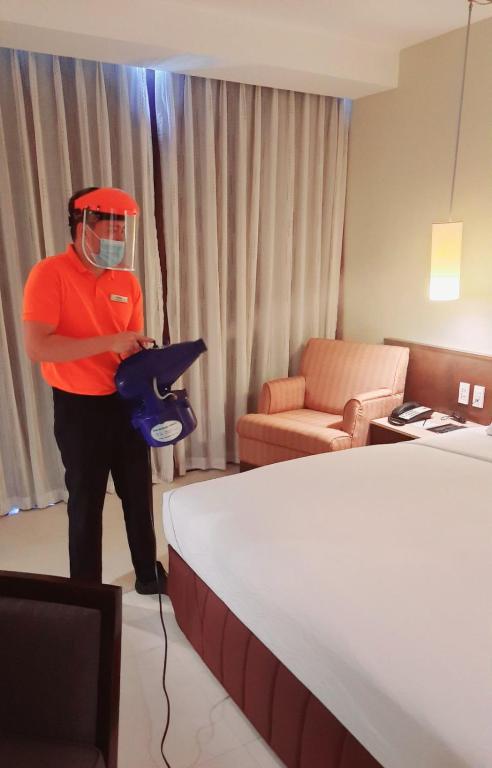 Staff di The B Hotel Alabang