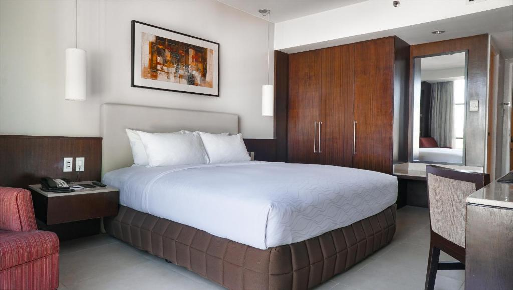Letto o letti in una camera di The B Hotel Alabang