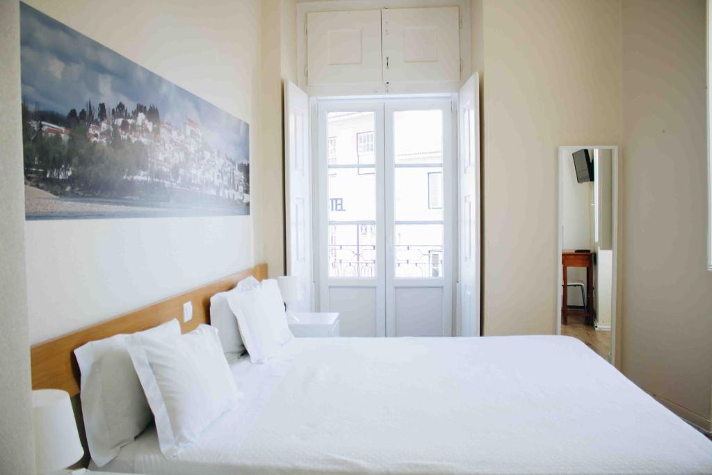コンスタンシアにあるCasa João Chagas Guesthouse, Constânciaのベッドルーム(大きな白いベッド1台、窓付)