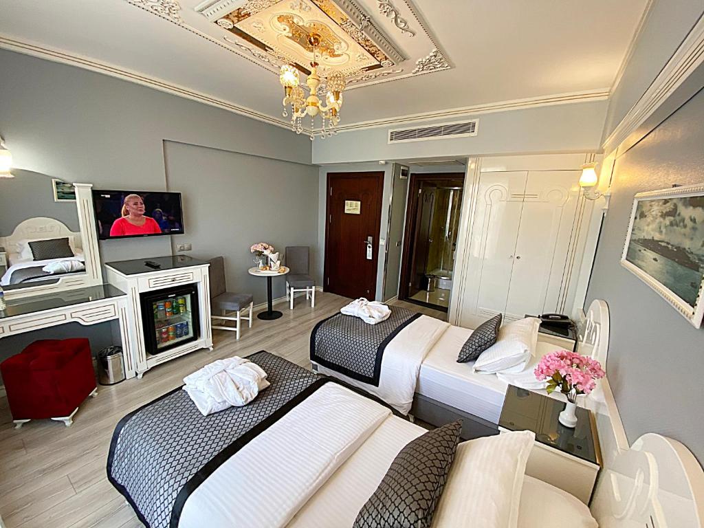 A television and/or entertainment centre at Gülhanepark Hotel & Spa