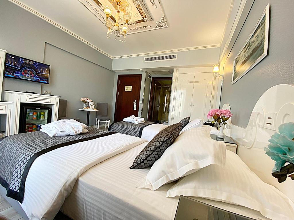 A bed or beds in a room at Gülhanepark Hotel & Spa