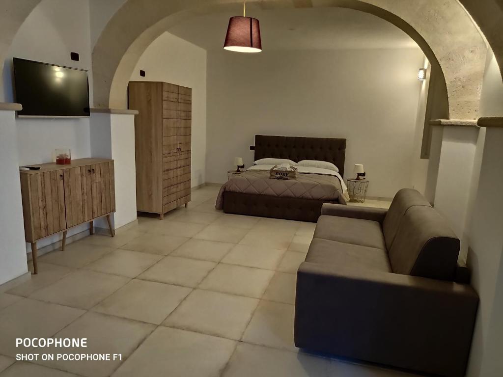 ein Wohnzimmer mit einem Bett und einem Sofa in der Unterkunft Appartamento Suite Santa Teresa in Taranto