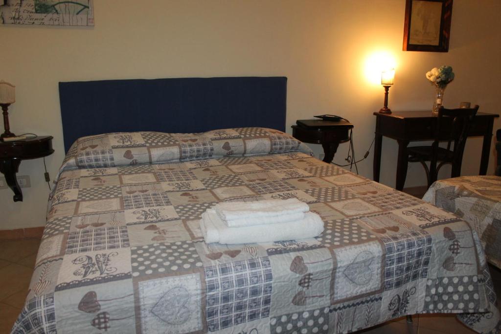ナポリにあるB&B Villa in Rivieraのベッドルーム1室(ベッド1台、タオル2枚付)