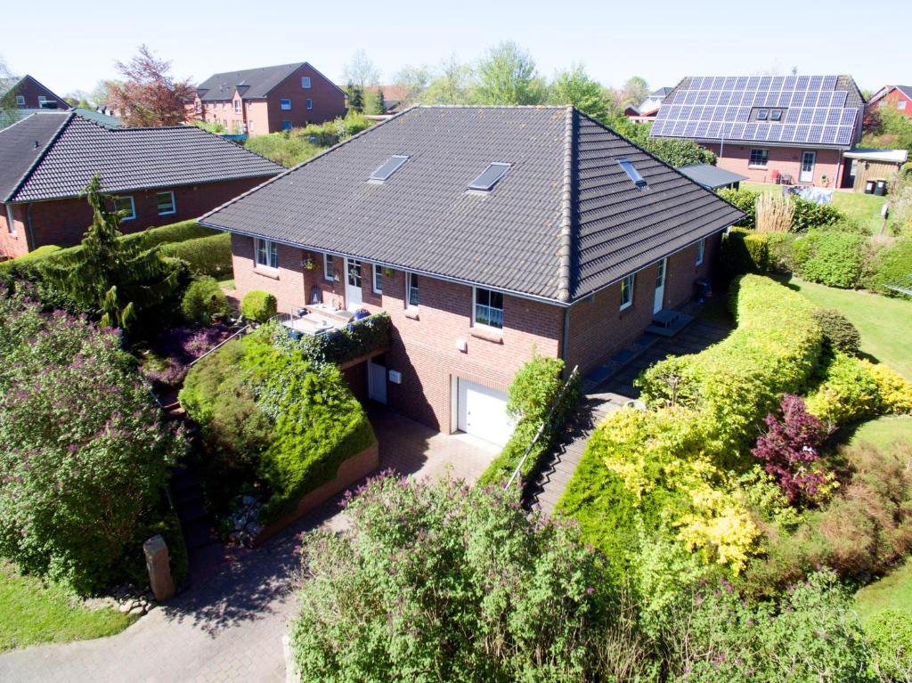 an aerial view of a house with solar panels at Ferienwohnung Zum Steinberg in Bredstedt