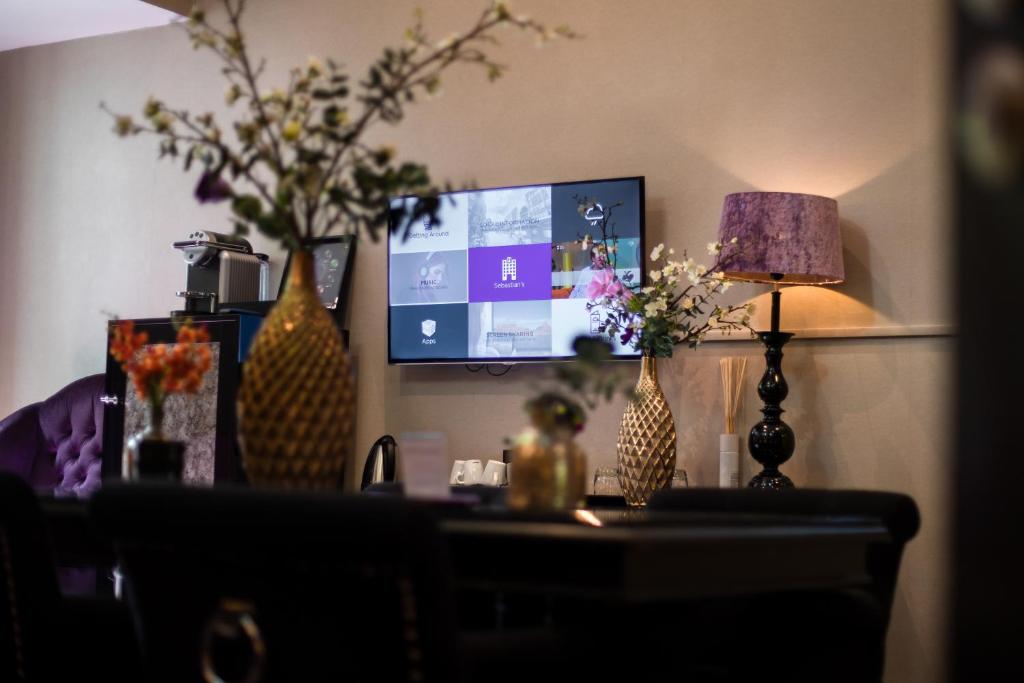 TV a/nebo společenská místnost v ubytování Hotel Sebastians