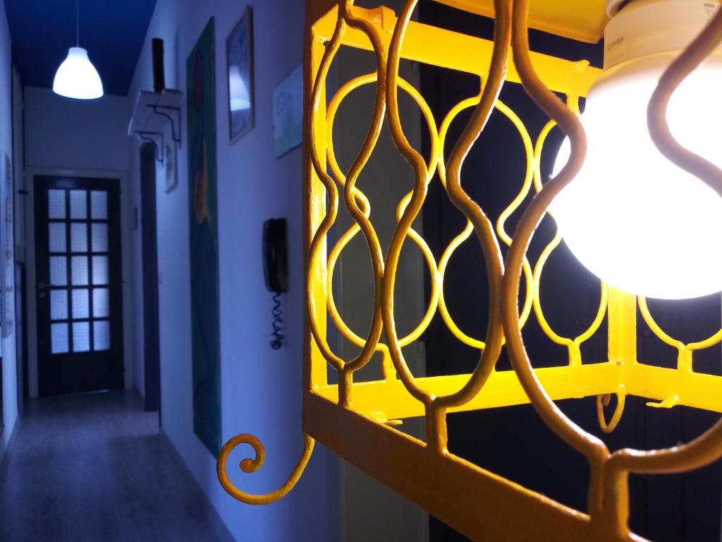 バルチェッローナ・ポッツォ・ディ・ゴットにあるIdria B&Bの黄色いライトが壁に施された廊下