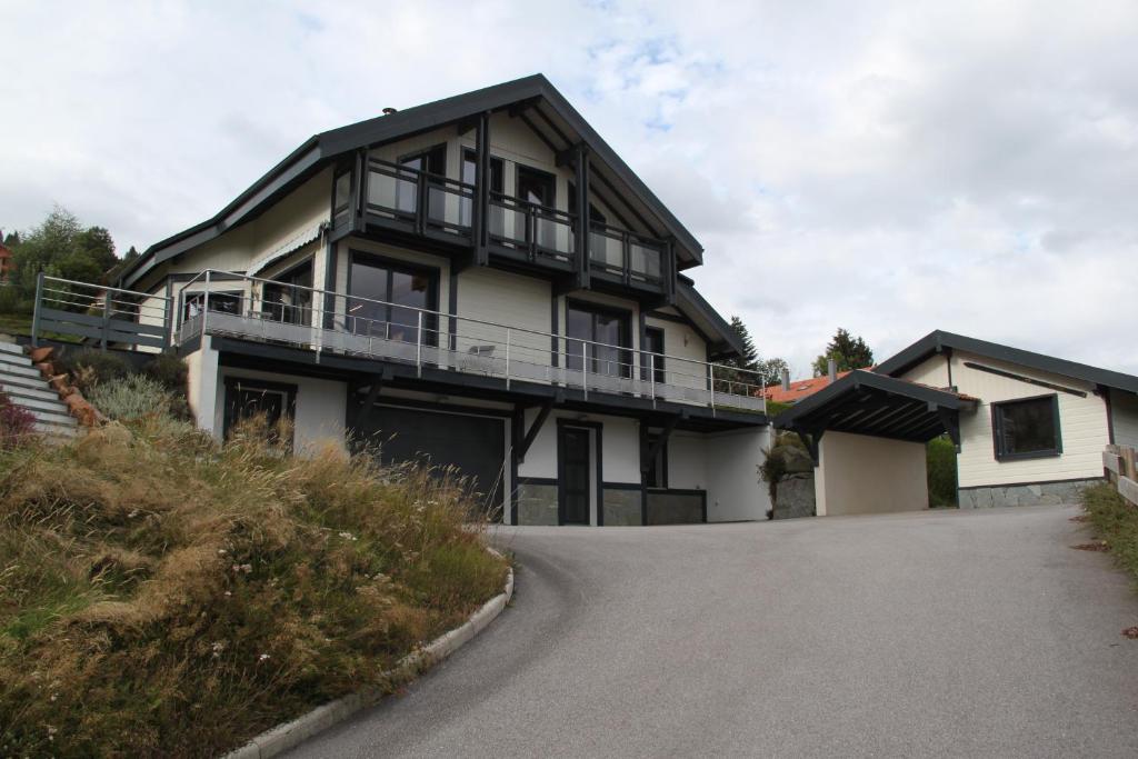 een huis aan de kant van een weg bij Chalet de la Rigue in La Bresse