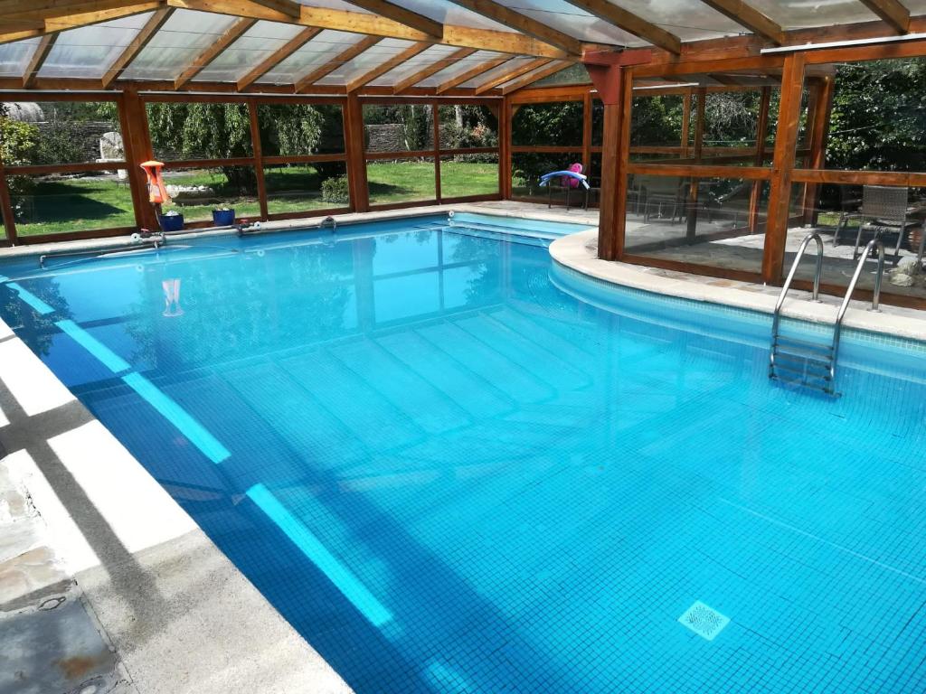 uma grande piscina com uma pérgola em Casa Oute em Sobrada