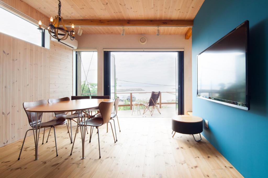 葉山町的住宿－南葉山 - Seaside Cabin in Minami-hayama，一间带桌椅的用餐室