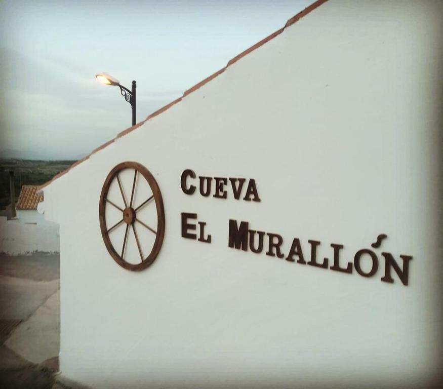 BenamaurelにあるCueva El Murallonの手伝いを書く建物の看板