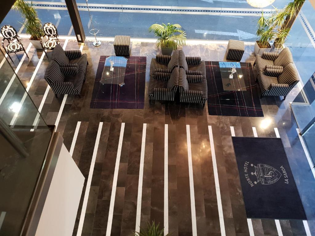 una vista sul soffitto di un patio con sedie e tavoli di Norte Hotel a Villanueva de Gállego