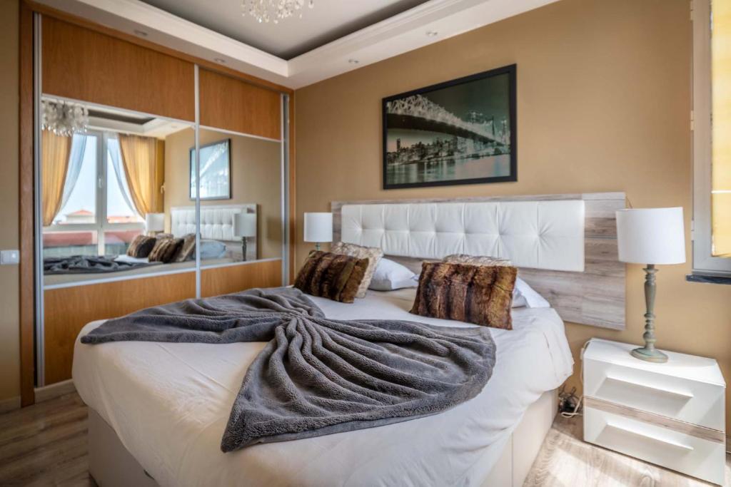 フンシャルにあるAtlantic Pearl apartment by HR Madeiraのベッドルーム(毛布付きの白い大型ベッド1台付)