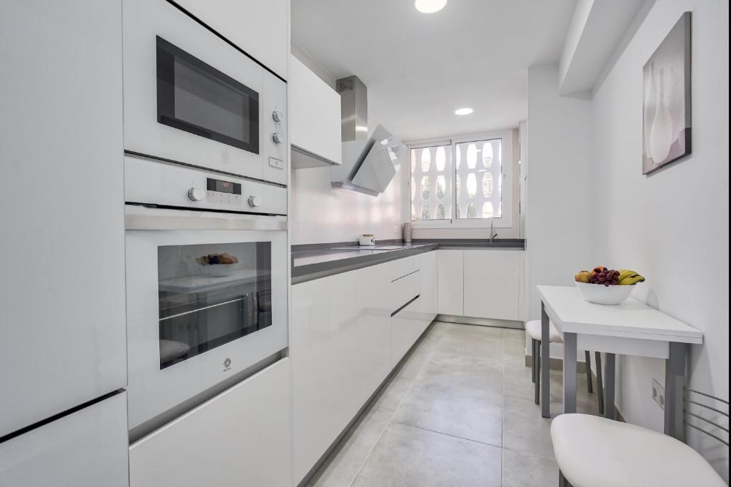 Kuchyňa alebo kuchynka v ubytovaní Sur Suites Alhambra