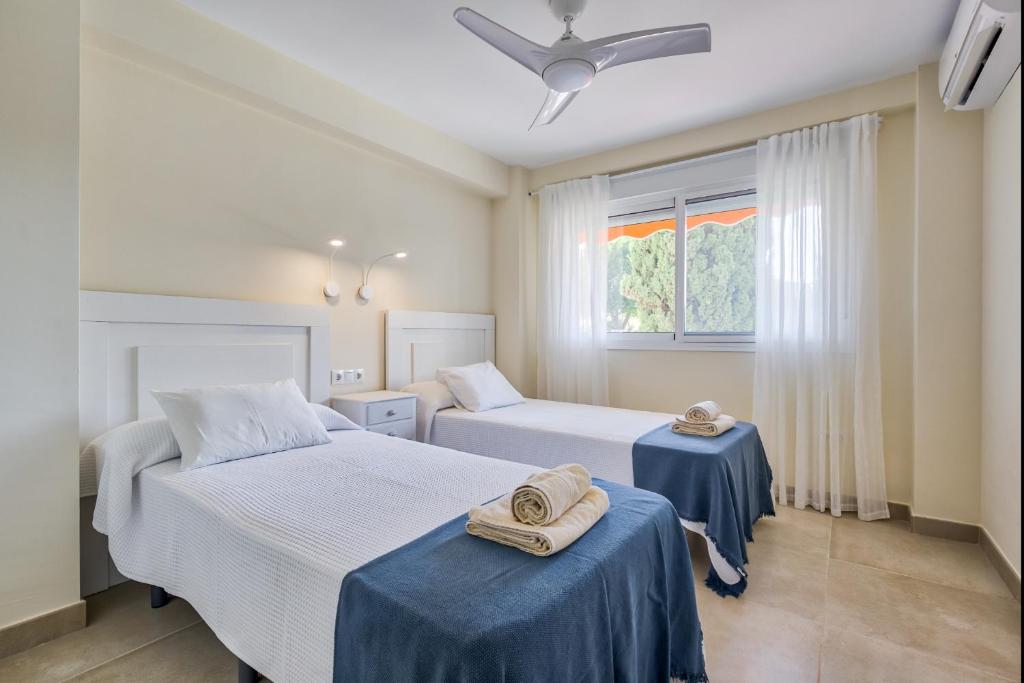 Posteľ alebo postele v izbe v ubytovaní Sur Suites Alhambra